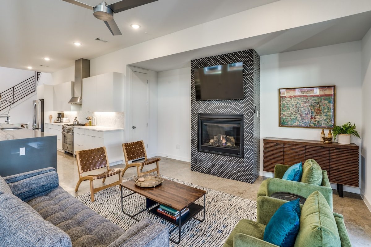 Pool, 4 bedroom luxury home in the heart of Dallas gallery image 2