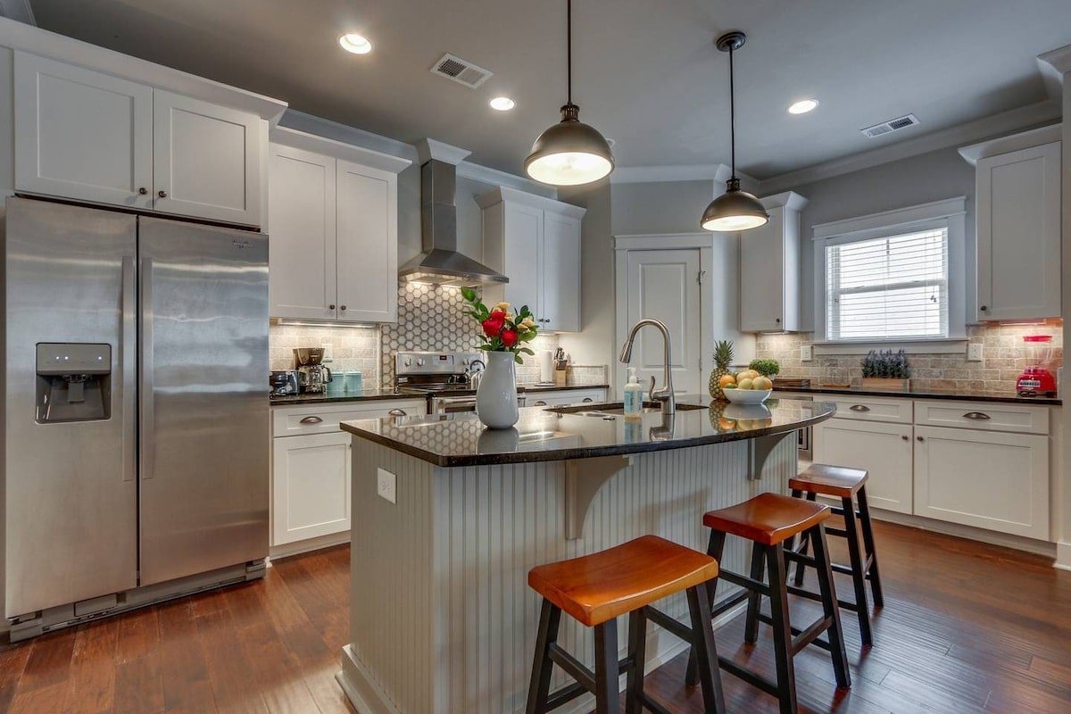 Twin Belmont Homes w/ 8 King Rooms, 4 Living Rooms gallery image 3