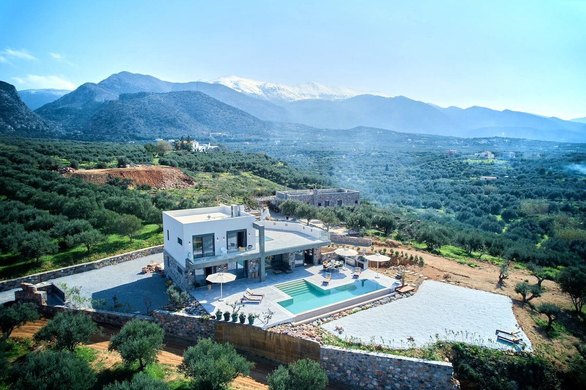 Bella Estate , 6 bed , sea view, heated pool gallery image 2