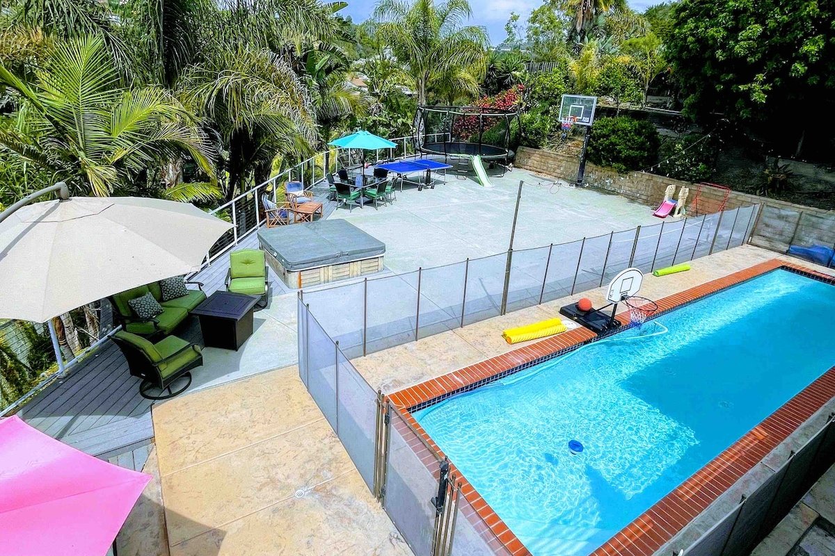 Ultimate Family Retreat: Theater, HotTub & Arcade! gallery image 2