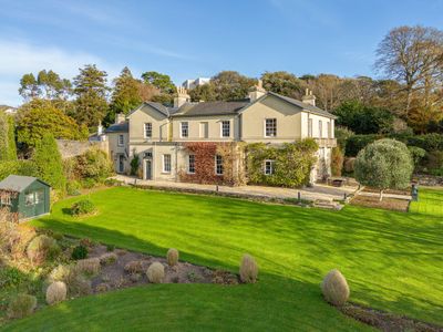 Magnificent manor house-Harbour a short walk away
