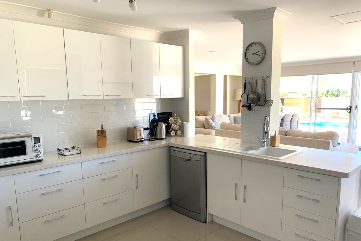 Beach House with Private Pool (Netflix & Kayo) gallery image 5