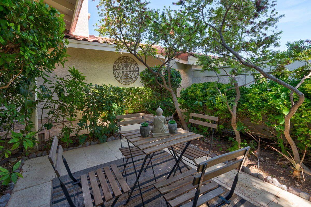 Vegas Sanctuary: Pool/Sauna/Garden Near Strip gallery image 4