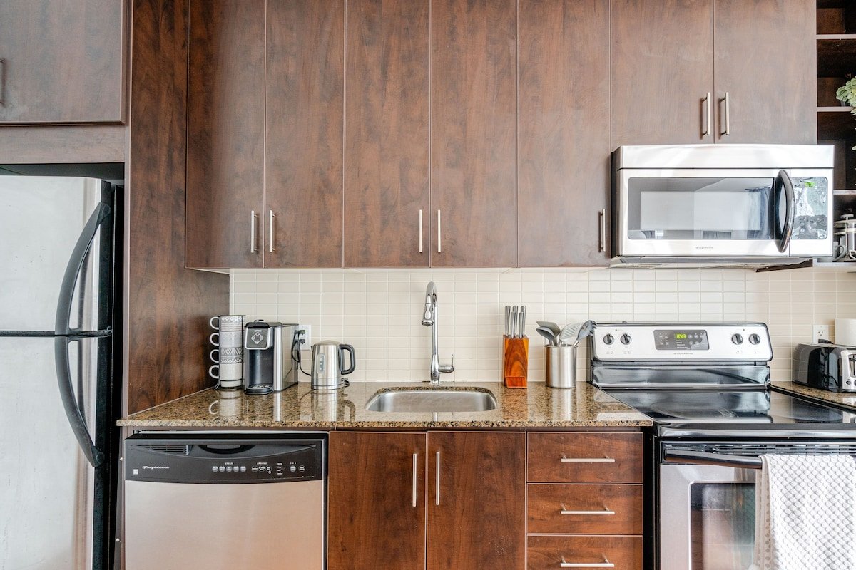 3Beds & 2Baths Condo at Heart of Downtown Toronto gallery image 4