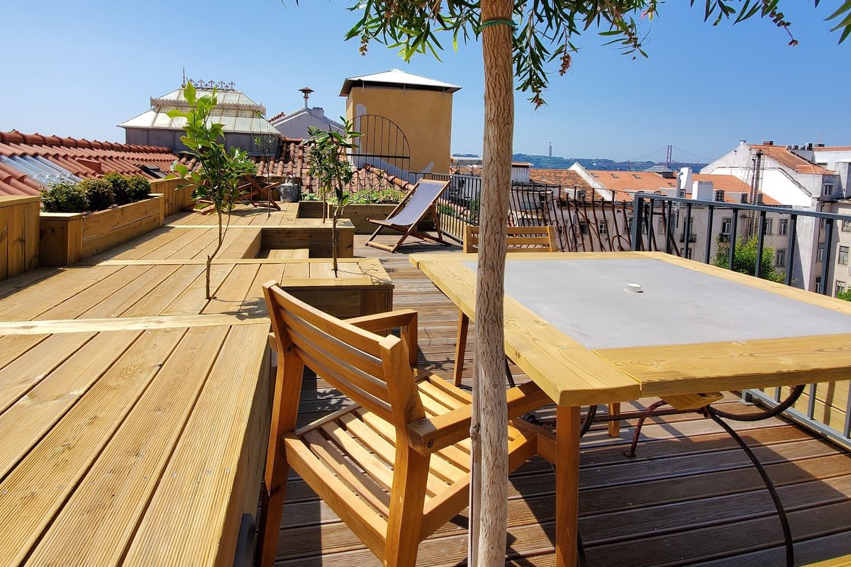 Terrasses, vue Tage et Christ Roi. Roof-top Lisbon