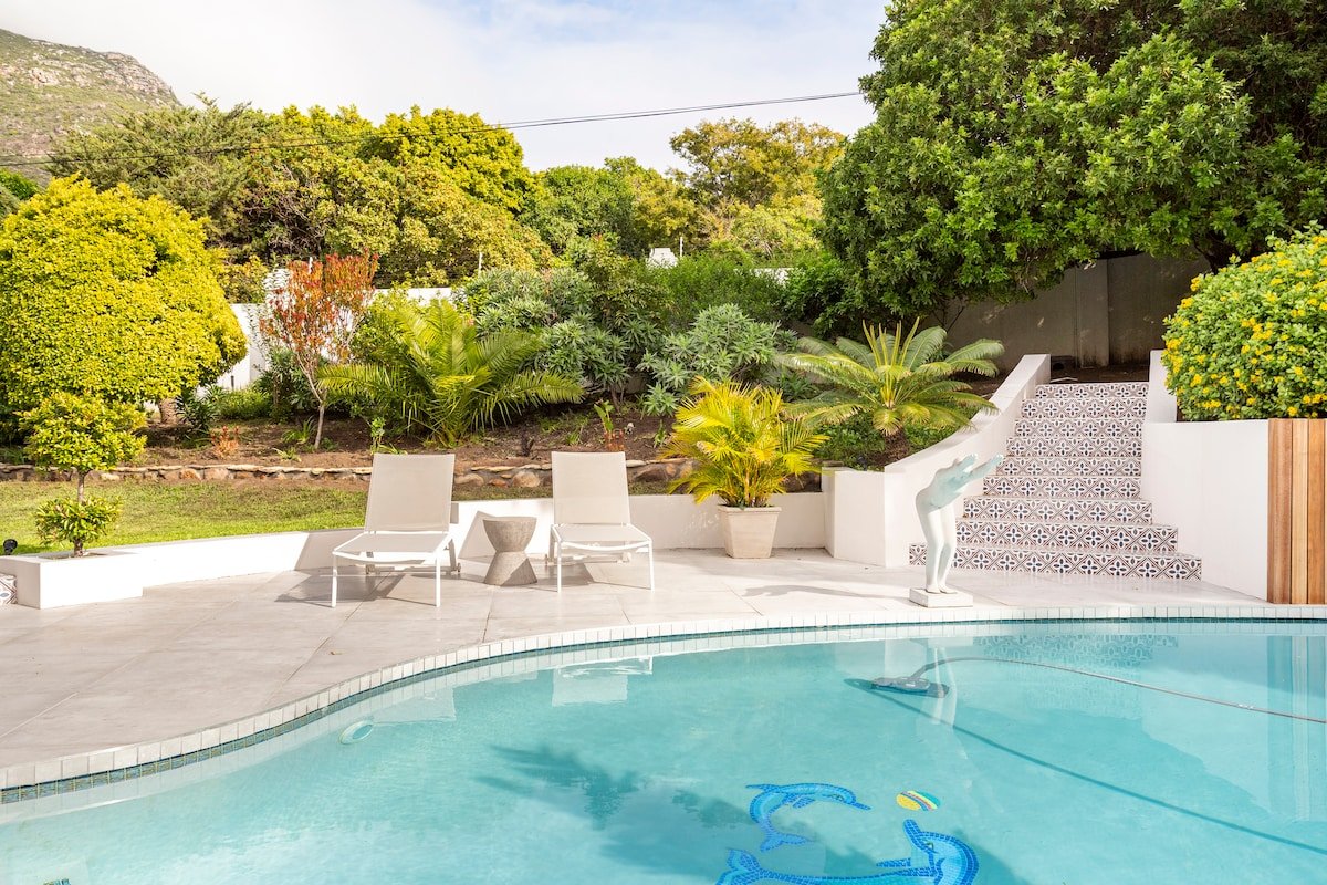 Modern House Set Within Beautiful Gardens gallery image 3