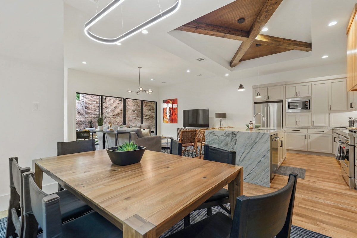 SMU Sophisticated Home Retreat – Center of Dallas gallery image 4