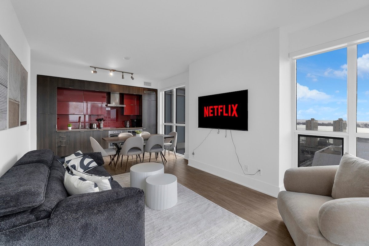 CN Tower View/MTCC + Parking/HotTub/Pool/Gym gallery image 4