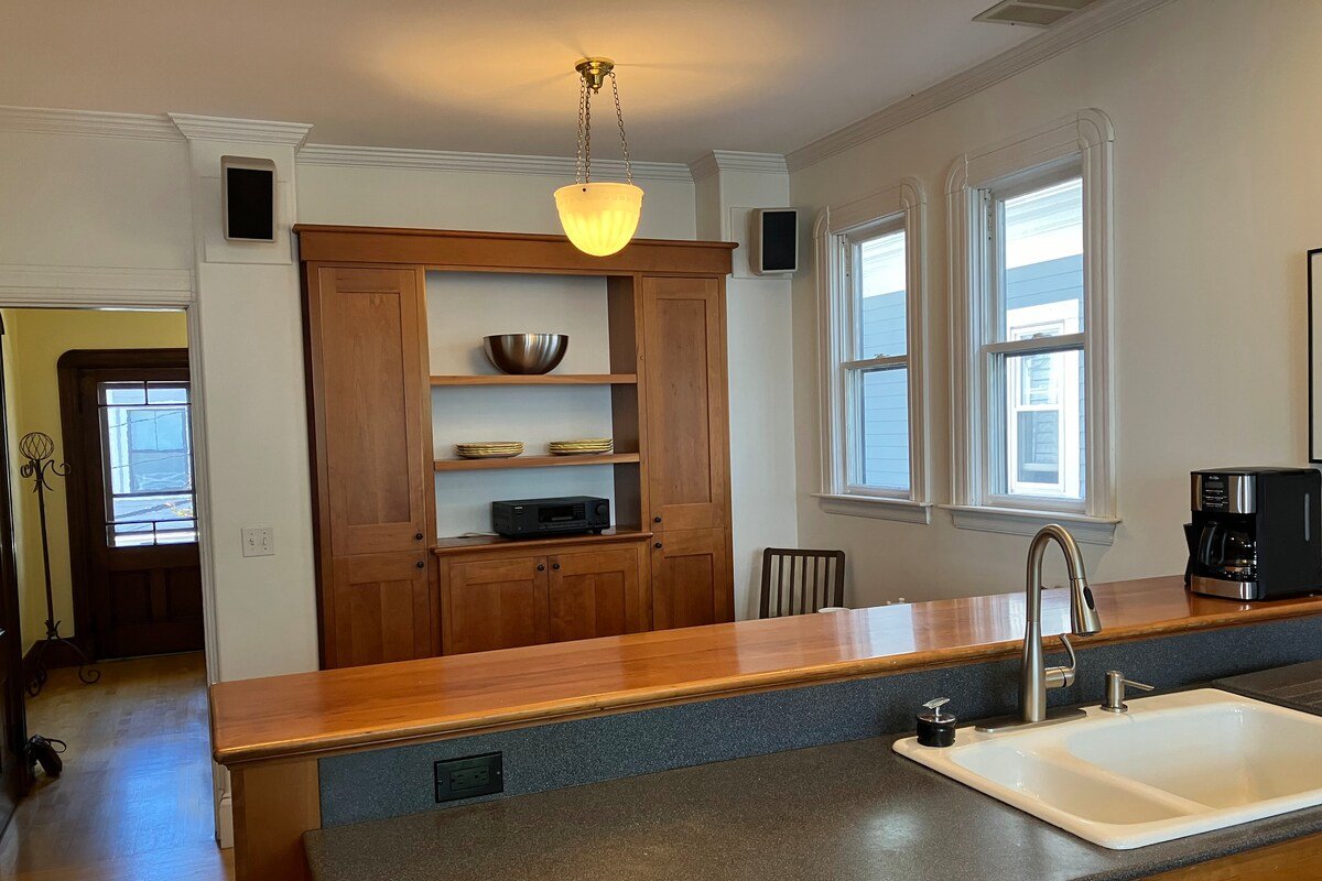 Walkable Cambridge Retreat gallery image 4