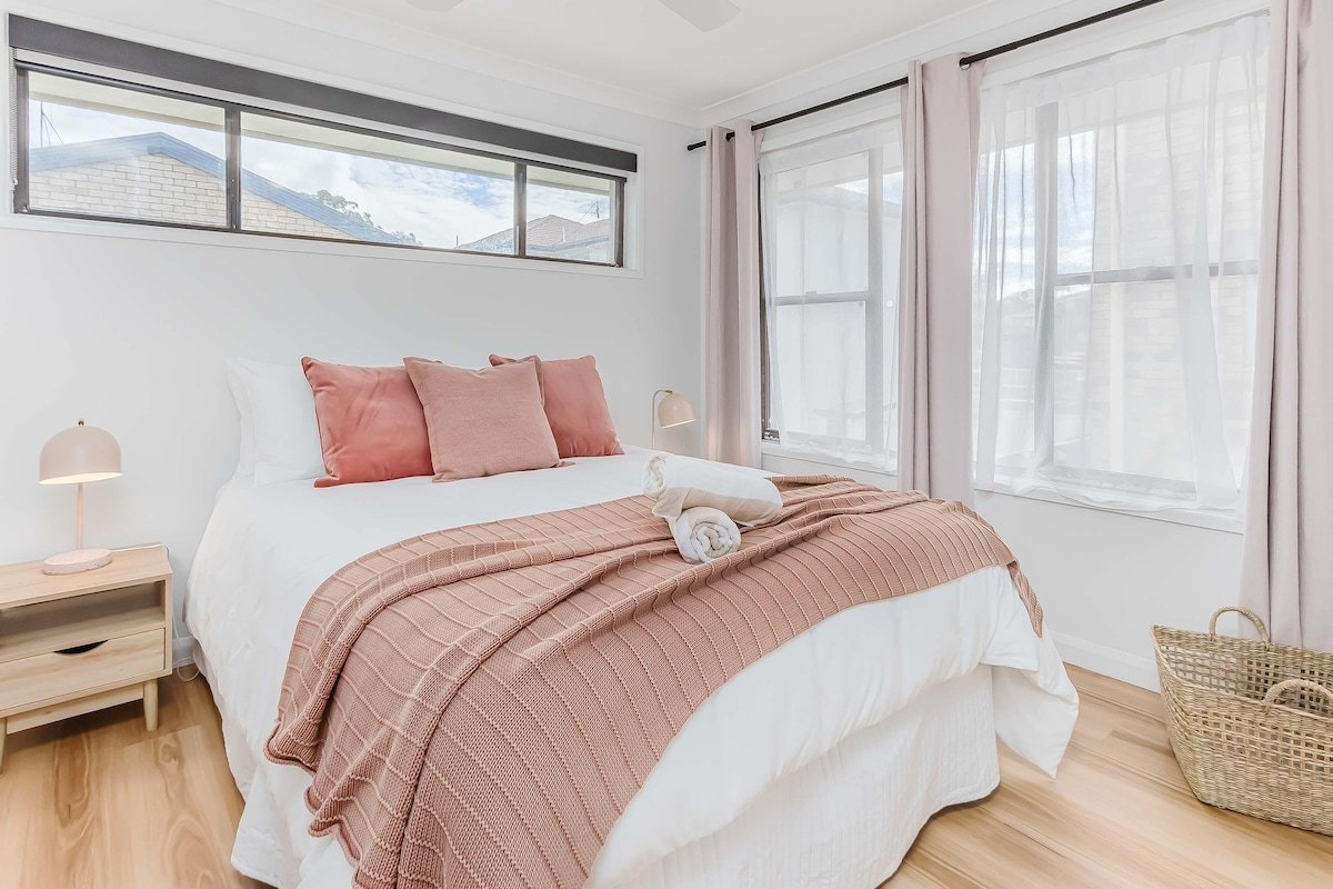 Coastal Home Retreat – Spacious, Sleeps 12 gallery image 2