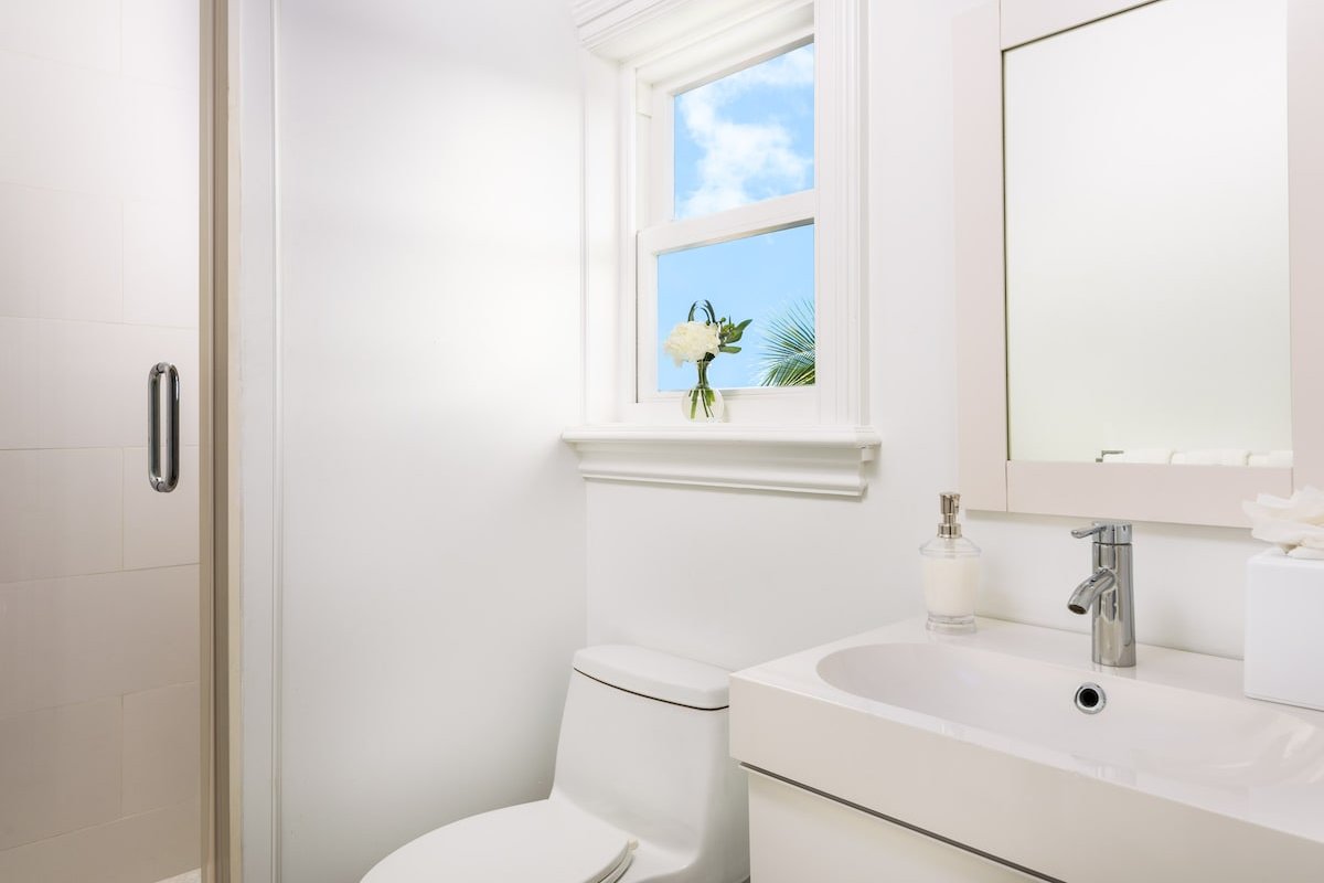 Exclusive Oceanfront Villa On Taylor Bay Beach! gallery image 5