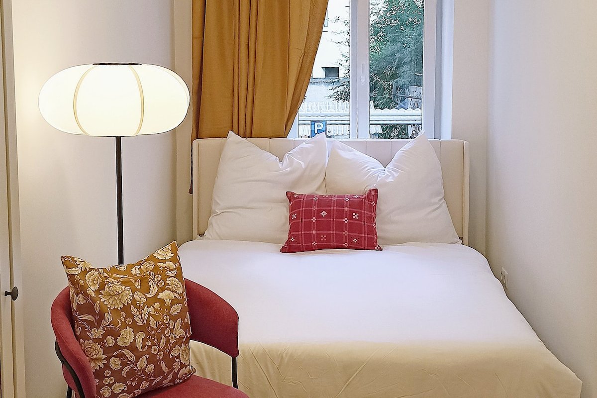 9BRs & private garden near Central Train Station gallery image 2