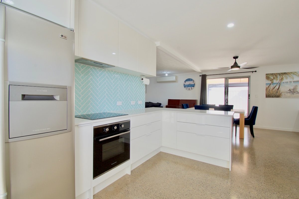 Warana Waves | Poolside Family Getaway gallery image 5