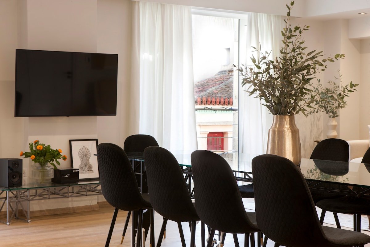 Gracious-With Balcony 2Bd/3Ba Apt – Ideal Location gallery image 3