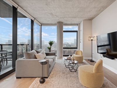 Prime West Loop 2BR Apts + Event Convenience