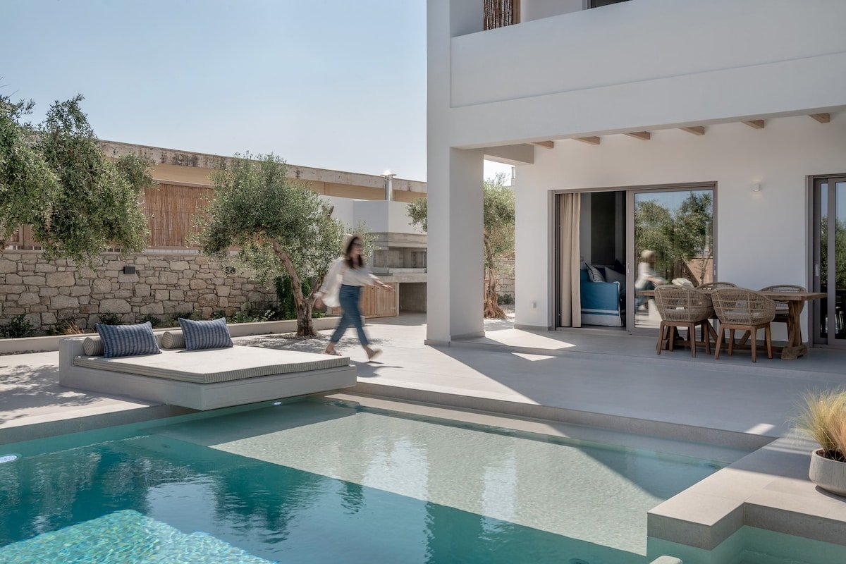 Heated pool *Walk to Taverna * 500mt to the beach gallery image 3