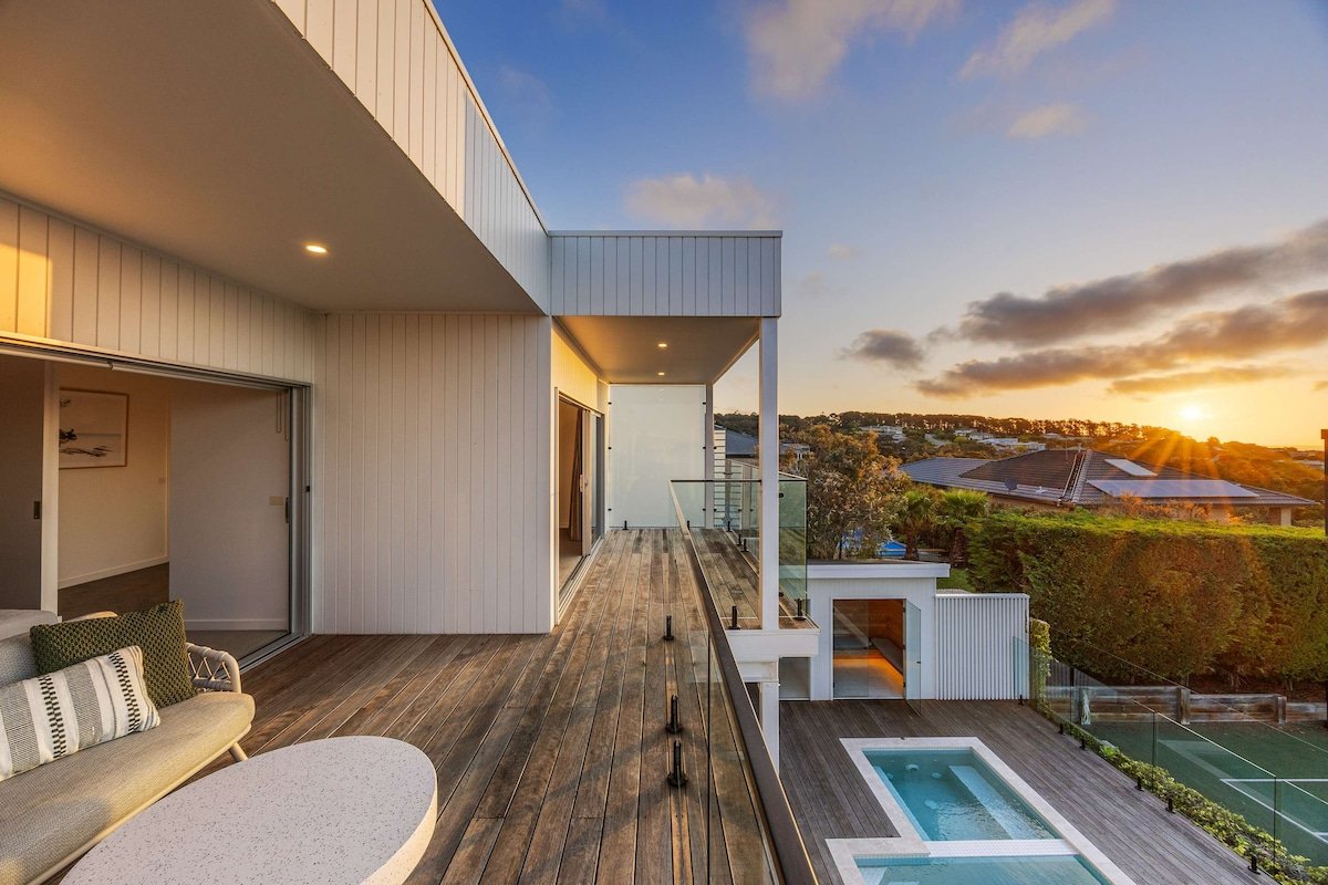 The Hull | Luxury Pool, Sauna, Spa, Tennis Court gallery image 4