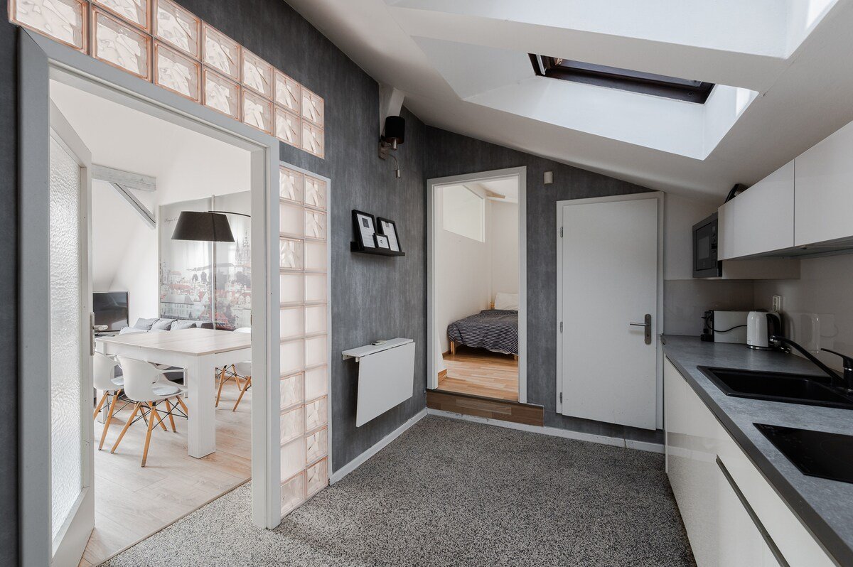 Penthouse with Terrace, A/C & Space for 13 Guests gallery image 5