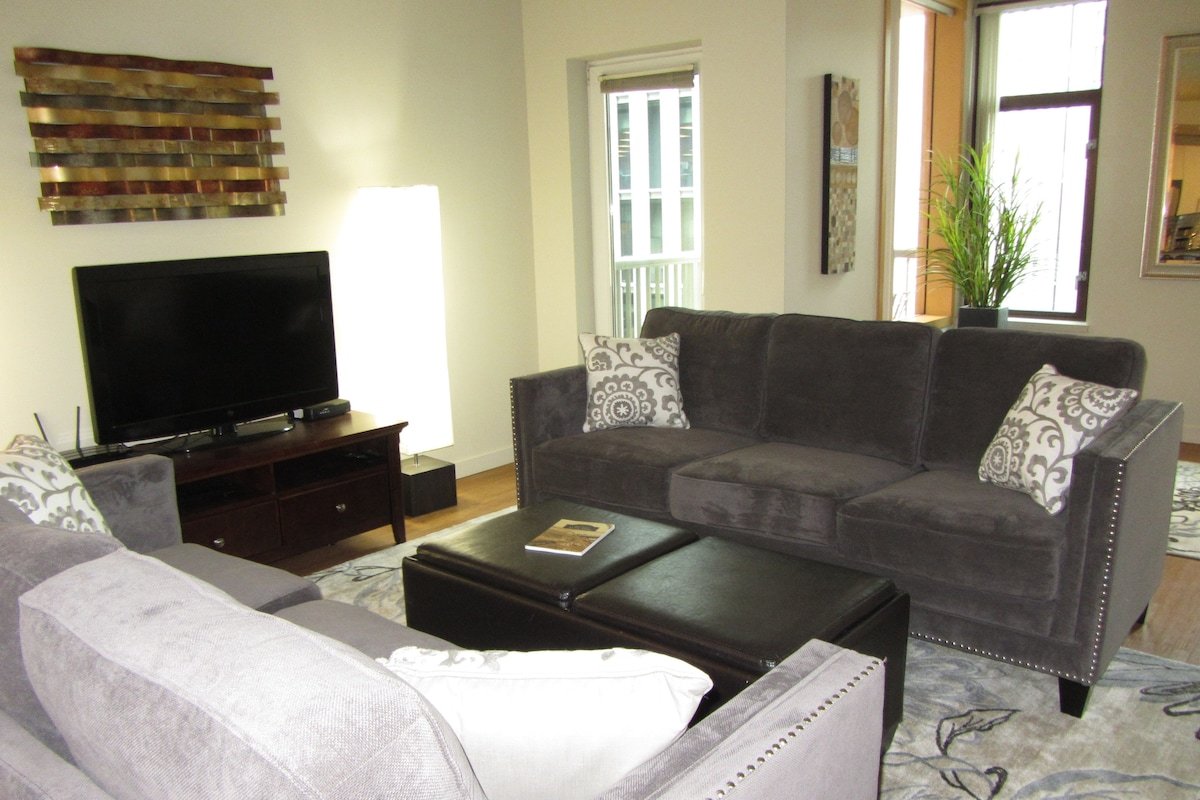 Harbor Steps ~ So Spacious ~ City Views ~ Downtown gallery image 3