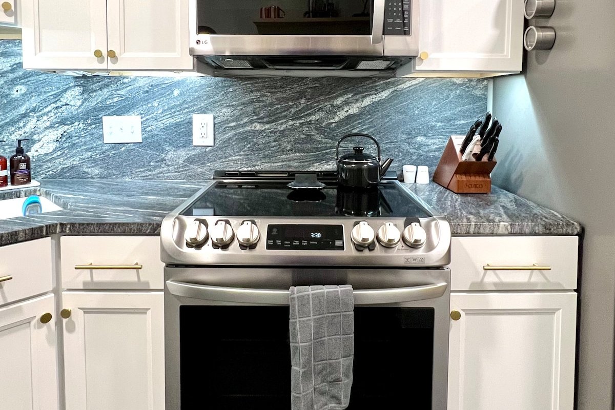 Airy & Bright Rowhome Near US Capitol Free Parking gallery image 5