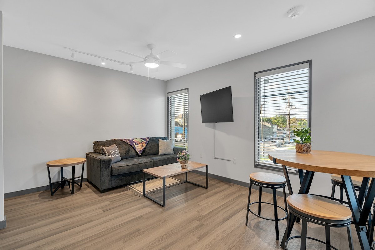 Bywater | Entire 2nd Floor, 4 Apts, Sleeps 28! gallery image 5