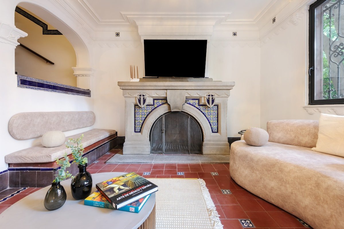 Majestic house two blocks from Parque España gallery image 5