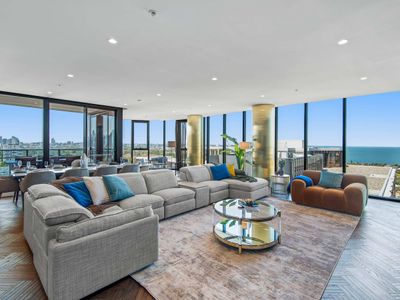 Jaw-dropping 4BD Penthouse in Beachside Resort