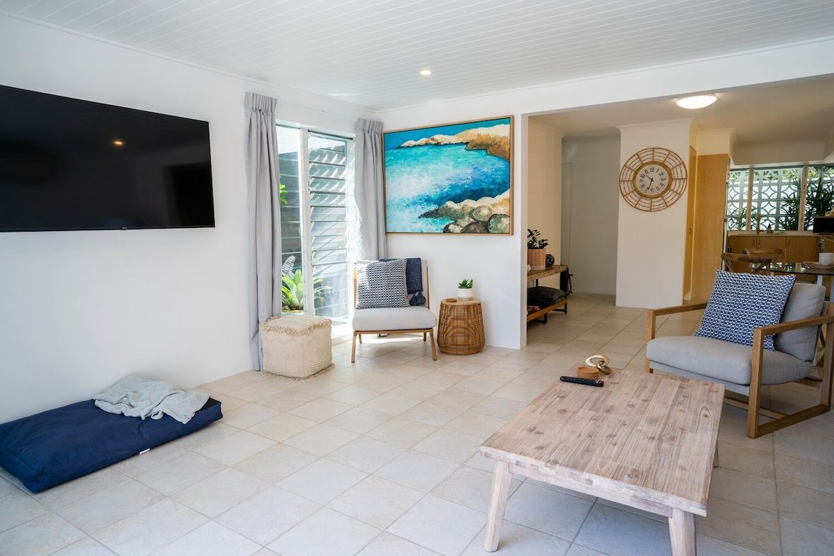 Oasis – private courtyard – location – pets gallery image 5