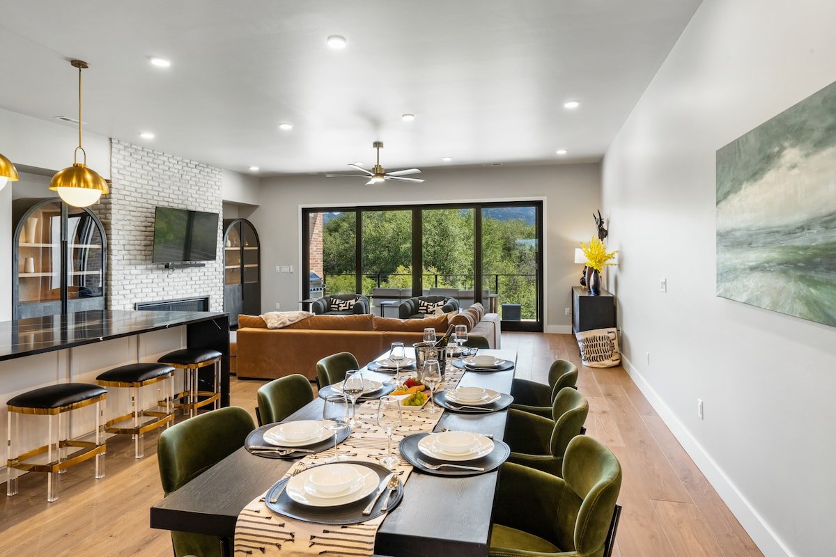 Luxe*Lake and Mountain views*EV charger*Arcade gallery image 2