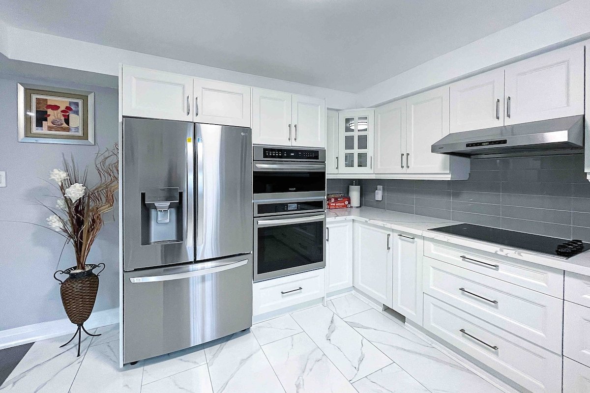 Rare & Spacious massive home w 7 beds gallery image 4