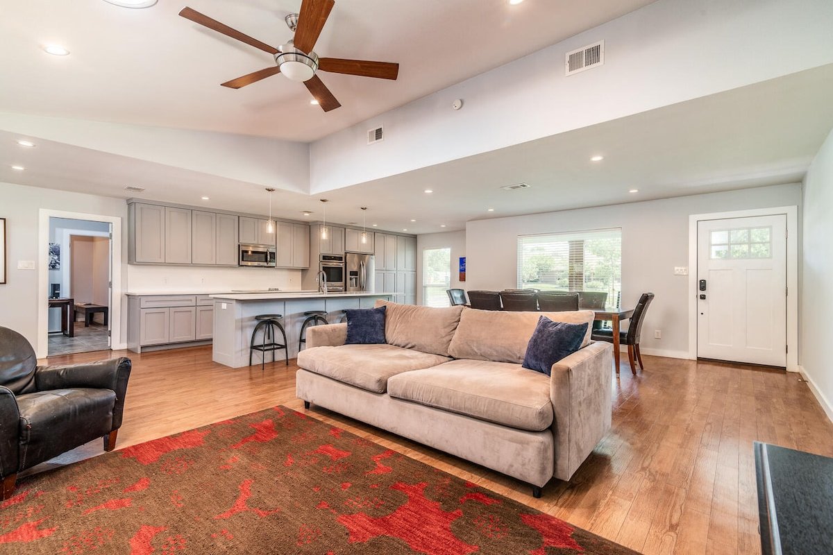 Private POOL South ATX 3 b 2.5 ba 6 mi to DT gallery image 5