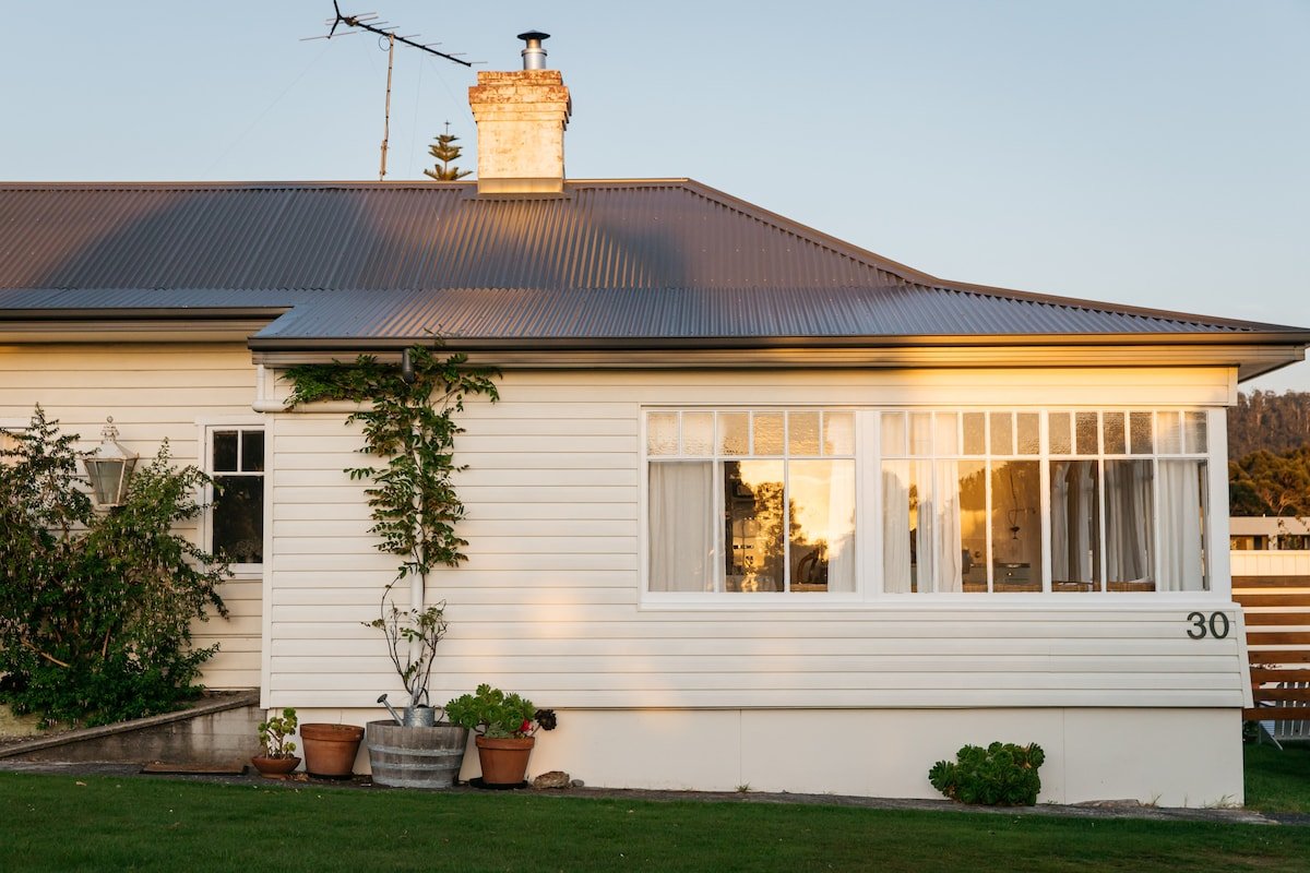 Ocean beach front, (Pillar) 3 Capes Cottage. gallery image 2