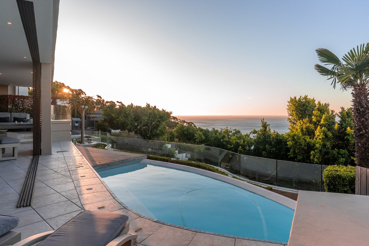 Villa In The Clouds! Fresnaye, Cape Town. gallery image 4
