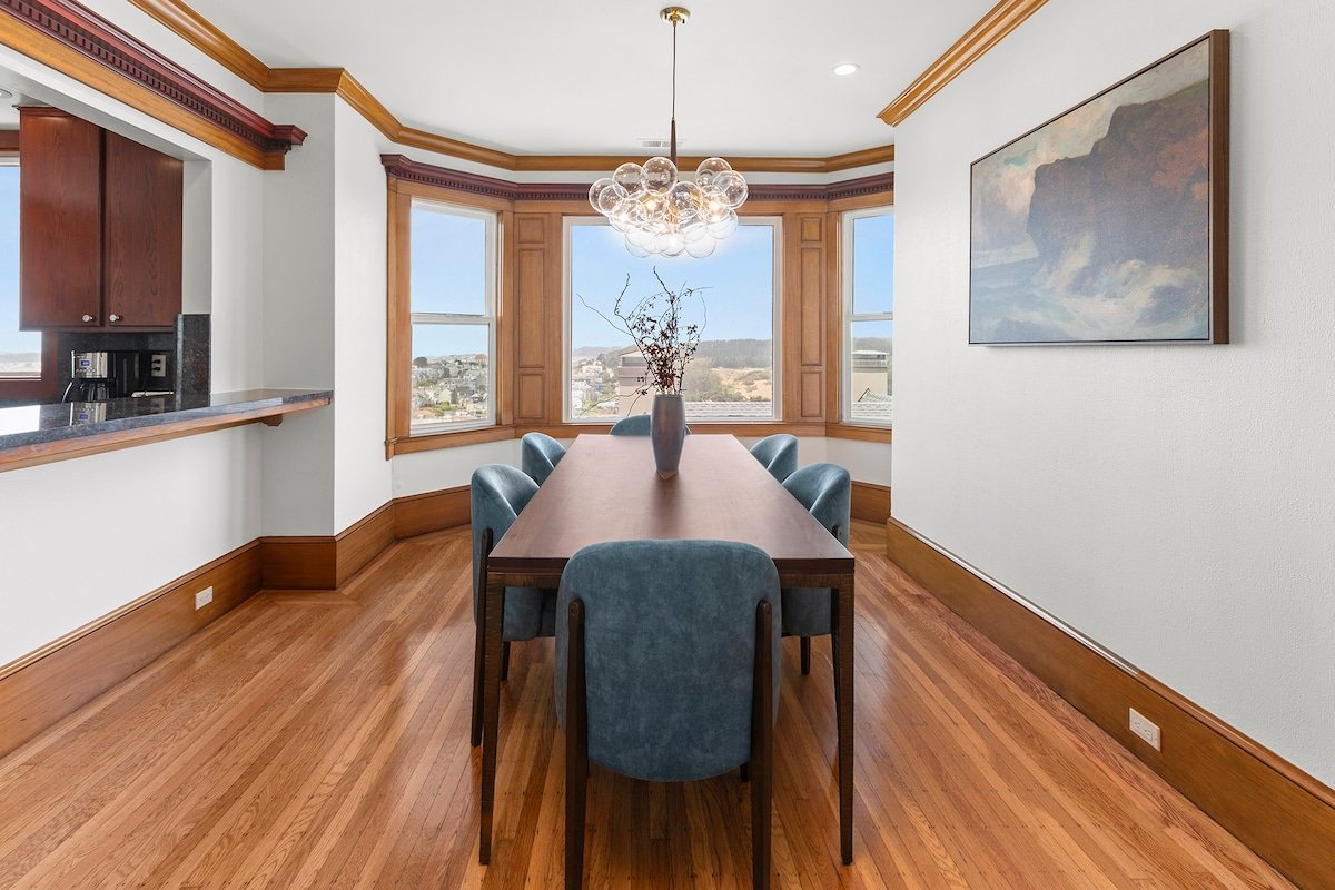 VIEW! Grand Penthouse Unit in Presidio Heights gallery image 3