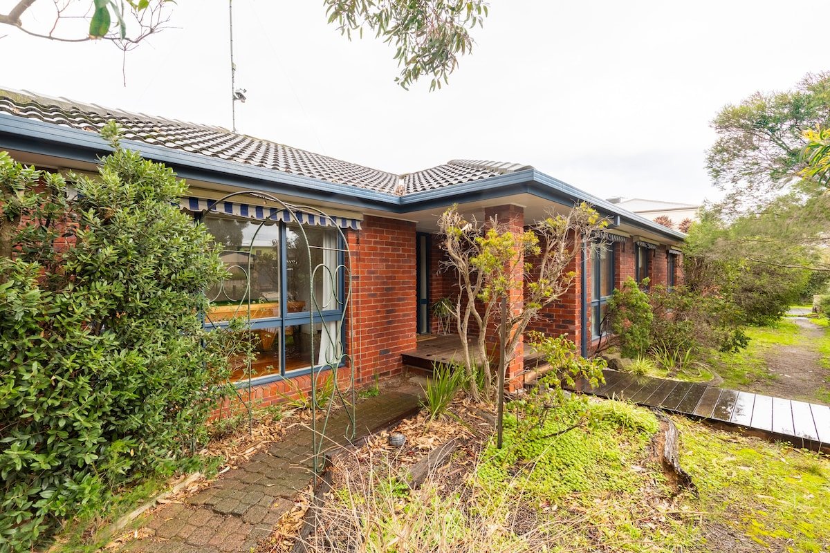 80’s Renovated Gem 400m to Beach gallery image 5