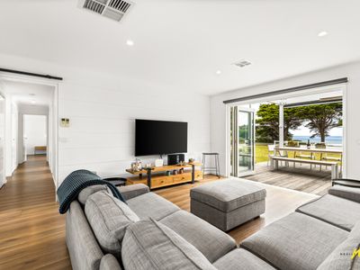 The Esplanade- Beach front, Luxury, Sleeps 8,