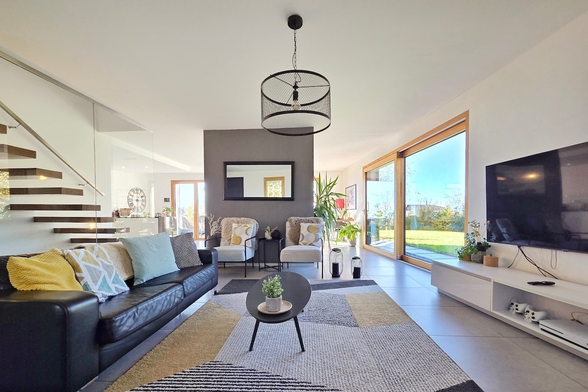 Montreux Holiday Home, lakeview family villa gallery image 4