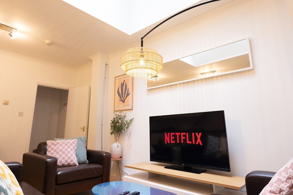 Spacious two-bed apartment 100m from Trafalgar sqr gallery image 3