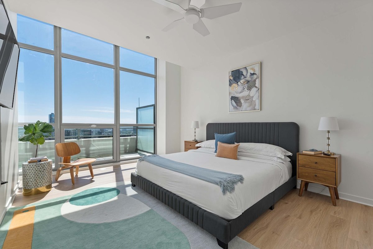 Spacious Penthouse Trio + Skyline Views for Groups gallery image 3