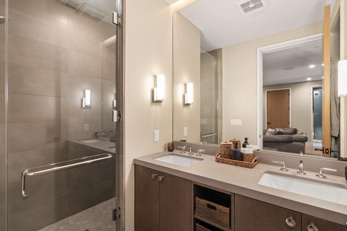 Luxury Mountain Stay | Hot Tub, Views & More gallery image 4