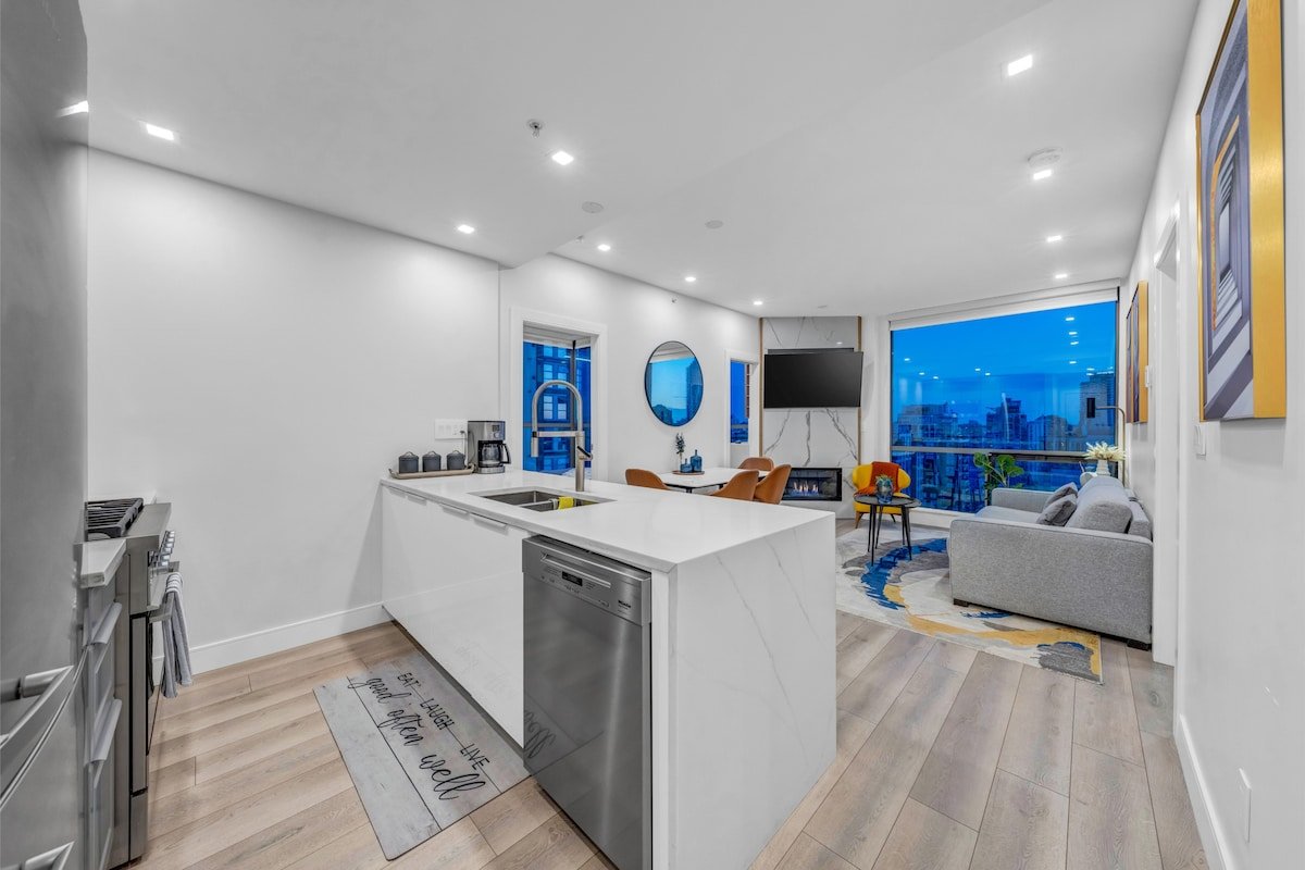 2 Bedroom 2 bath In Trendy Yaletown Pool Gym Park. gallery image 5