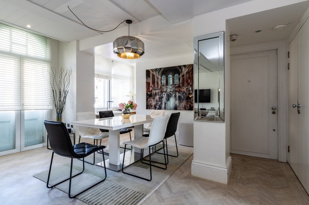 Iconic London Oxford Street 3 Bedroom AC+Balcony gallery image 3