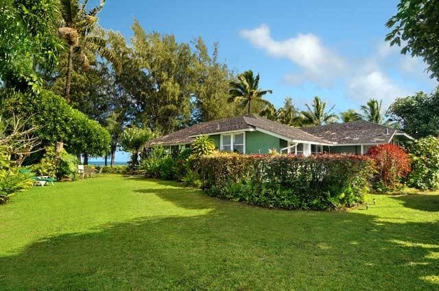 Jones’ Hanalei Bay Oceanfront, Beach Home gallery image 4