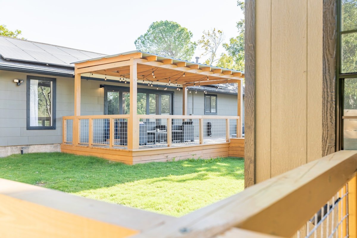 Spacious ATX Retreat | Pool, Yard + Guesthouse gallery image 4