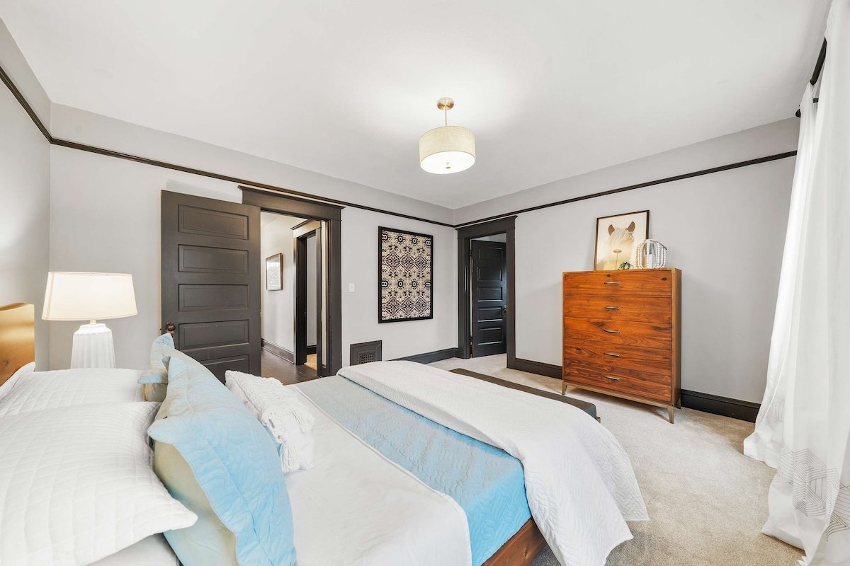 4BR House • Parking • Great Eats • AC • Deck gallery image 3