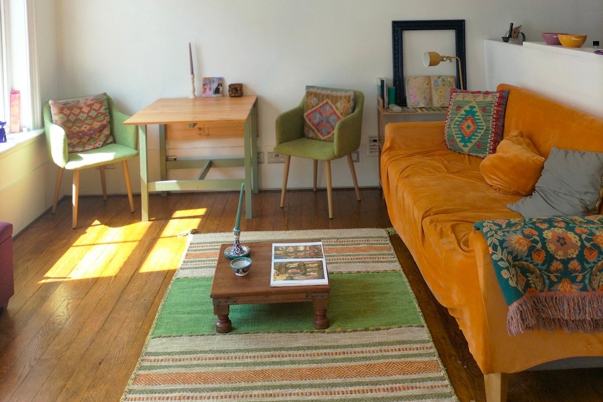 Kensington Charming Bright Apartment gallery image 5