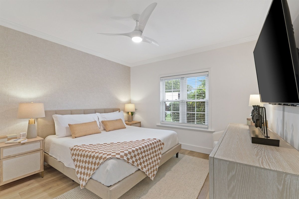 702A Waterfront Villa – Pool, Tiki Hut & Putting gallery image 3