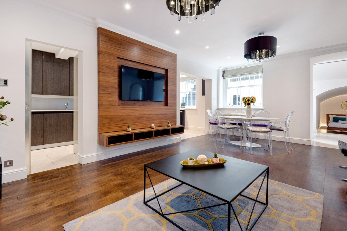 Stylish Apartment with Patio in Central London gallery image 3