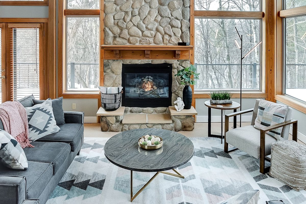 Luxury 4BR / 3BA Home on 12 Acres, Sauna, Theater gallery image 4