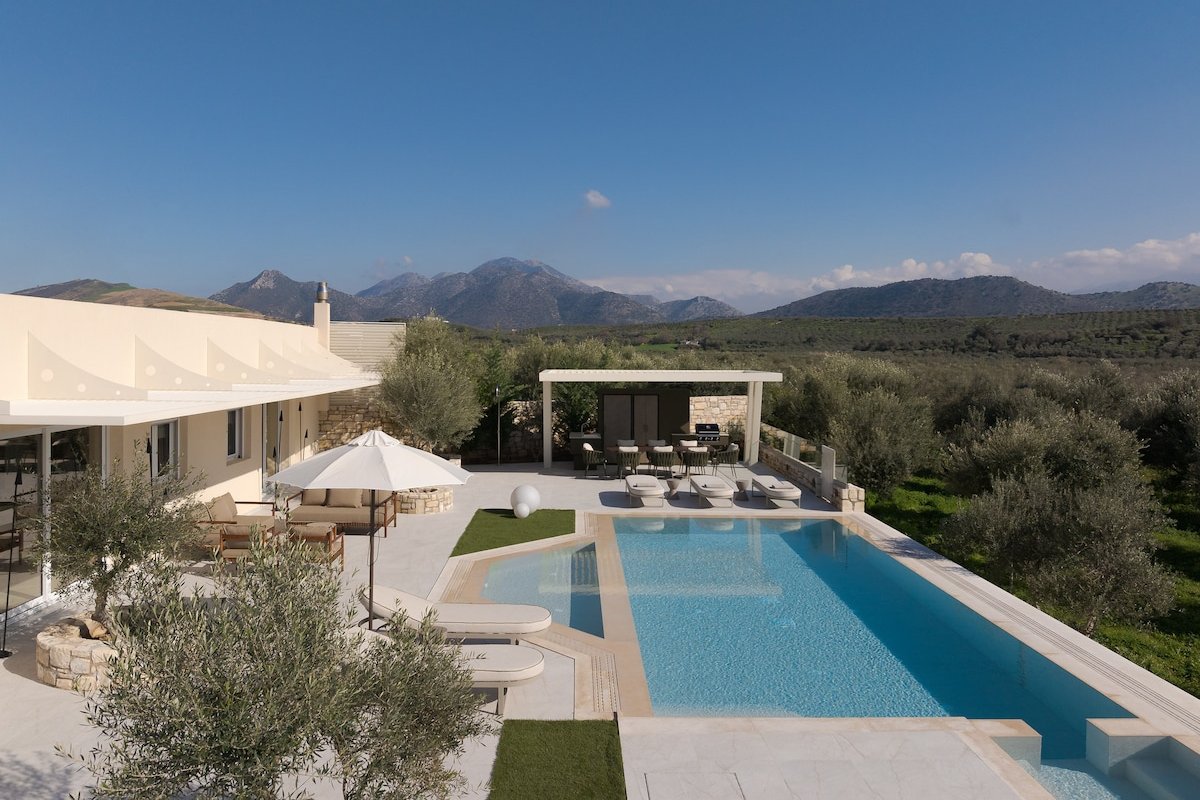 Idunu Villa, with Heated Pool & Serene Seclusion gallery image 2